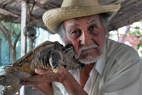 <b>Snapping turtle</b> would never bite its protector - Tlacotalpan_Mini_Zoologico_Museo_Pio_Barran2