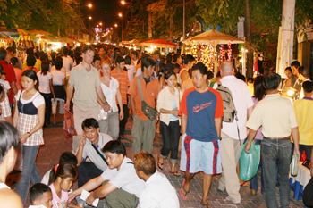 By night the crowd at Chiang Mai market is enormous, but well-behaved