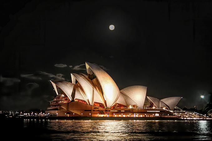 Moonrise oer the Sydney Opera House, the most iconic symbol toe describe Austalia