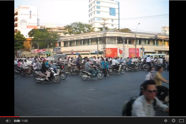 Saigon Traffic - How to cross a street in Vietnam ?