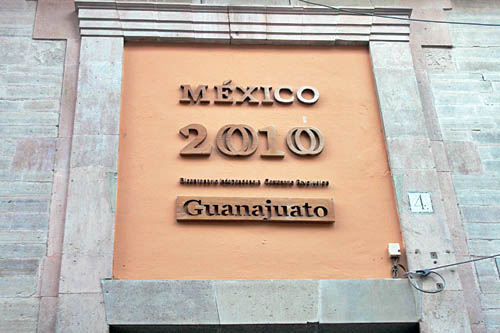 2010 Bicentenario sign on a building in Guanajuato