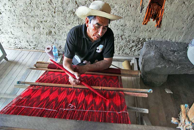 Artisan Weaves Shawls and Scarves by Hand From Sheep's Wool in Gualaceo, Ecuador