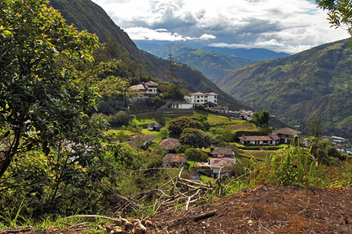 Luna Runtun Resort, located near the summit of Tunguruhua, lies in the path of the current lava flows