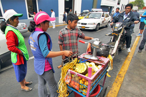 Create your own mix of fresh fruit juices at a street vendor