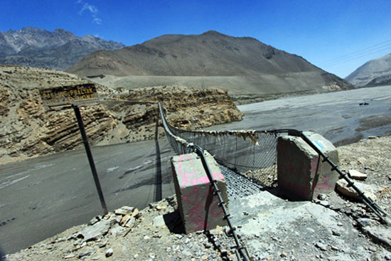 Foot bridge across the Kali Gandaki River on the route between Jomsom and Kagbeni