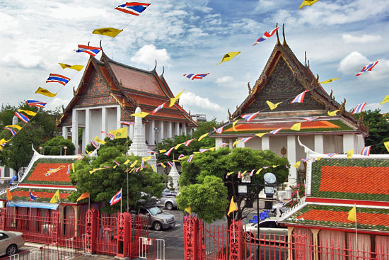 Red iron "weapons" fence encloses the Vihara (assembly hall) and Uposatha (ordination hall) at Wat Prayoon