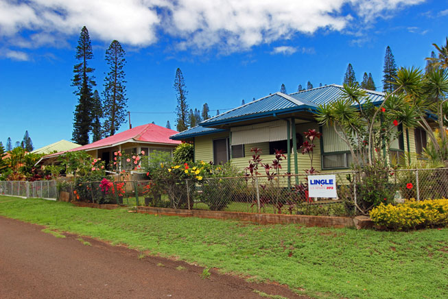 Even the houses in Lana'i City are colorful