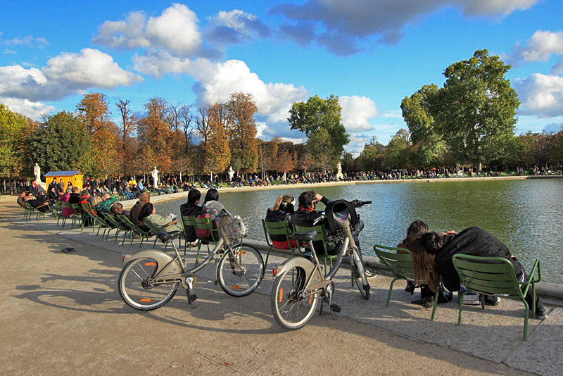 Parisians Enjoy a Fountain at Tuileries Gardens on af Brisk Fall Day