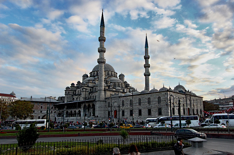 New Mosque in Istanbul Welcomes Non-Muslims to Islamic Prayer Ceremonies