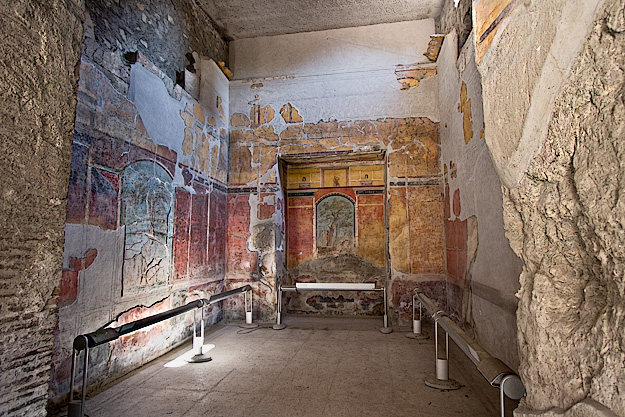 Frescoes in the calidarium depict Hercules in the Garden of the Hesperides