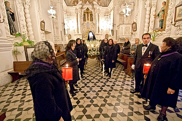 Women of Varo Church prepare to lift the Madonna icon onto their shoulders