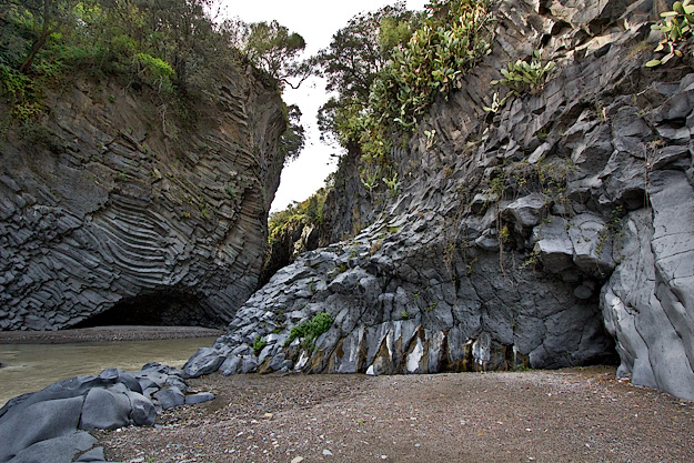 Crystallized basalt formations on the floor of the gorge provide evidence that the gorge was formed when lava from an eruption of Mount Vesuvius crossed the path of the Alcantara River