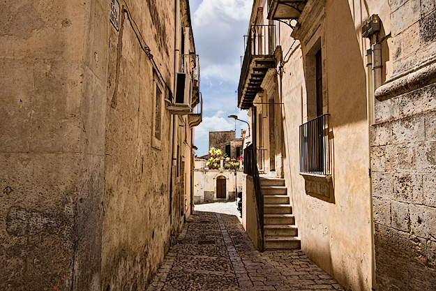 Lane leading to a private interior courtyard in Noto, Sicily