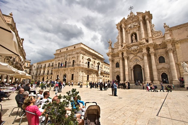 Piazza Duomo In Syracuse, Sicily - Hole In The Donut Cultural Travel