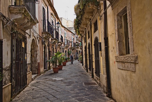 PHOTO: Jewish Quarter of the Old Town of Syracuse, Sicily - Italy Sicily Siracusa4 625x417