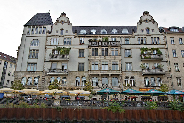 Open-air cafe on the banks of the River Spree