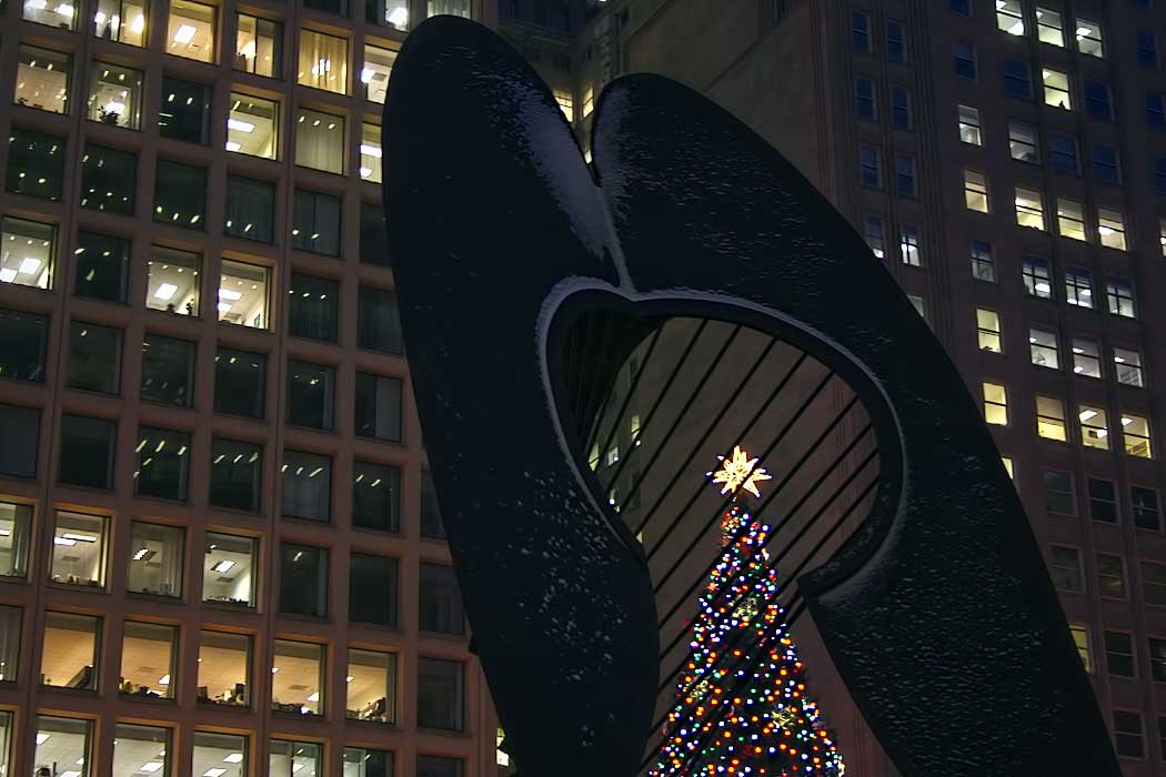 Christmas tree, viewed through the Picasso sculpture in Chicago