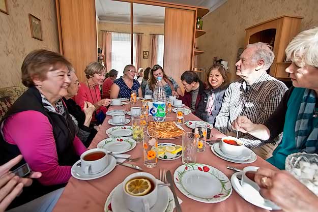 Sharing a light brunch in the kommunalka apartment of Irina