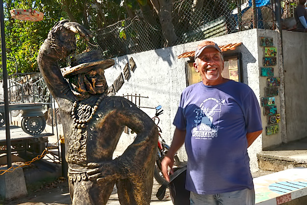 Bronze sculpture at entrance to Muraleando sports real dentures