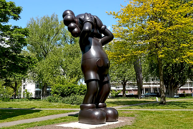 KAWS, the pseudonym under which US graffiti artist Brian Donnelly left his tags in the streets of New York, brings us At This Time, one of his monumental cartoon-like characters