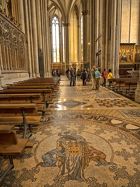 The floor mosaic, which was completed in 1899, measures 1,350 square meters and is the largest work of art in the cathedral