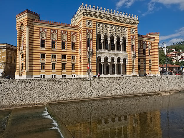 Sarajevo's pseudo-Moorish style City Hall, which also housed the National and University Library, was destroyed during the Bosnian War. It was rebuilt after the war, right down to the tiniest detail of the original structure.