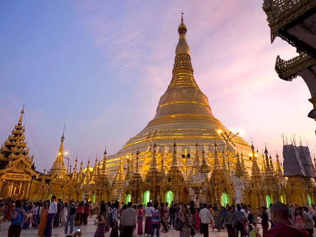 PHOTO: Sunset at Shwedagon Pagoda in Yangon, Myanmar