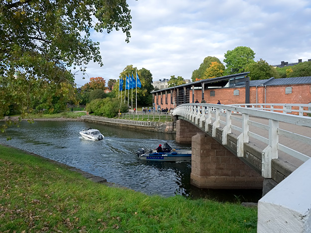 Bridge connecting two of the six islands upon which Suomenlinna Fortress was constructed. The Suomenlinna Museum, one of six located on the island, is shown in the background.