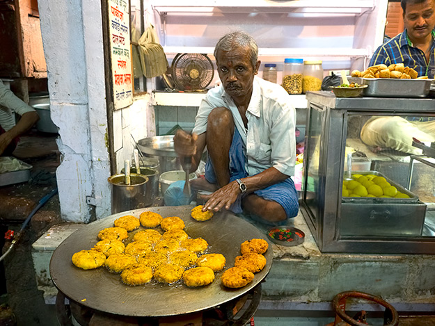 Aloo Tiki maker in the old market of Agra, India