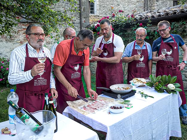 Hors d'oeuvres and wine in the garden prior to the feast prepared by members of the Academia del Padlot