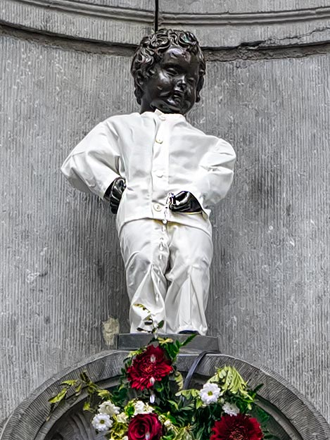 Manneken Pis, dressed in honor of the 119th anniversary of the independence of the Philippines