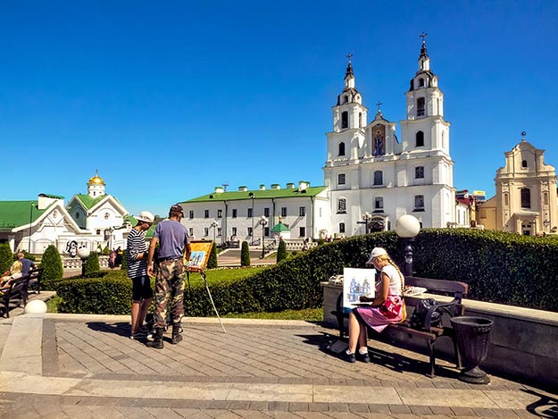 Artists make the use of a brilliant sunny day in Minsk, Belarus, to paint scenes of Liberty Square