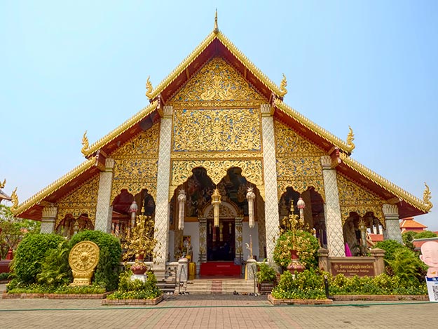 Viharn at Wat Phra That Hariphunchai | holeinthedonut.com