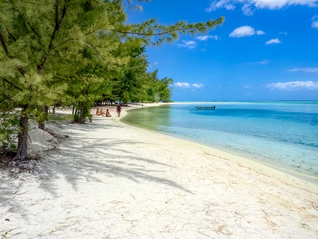 Gorgeous white sand beach on the picnic island of Motu Tapu, in the lagoon that surrounds the atoll of Bora Bora