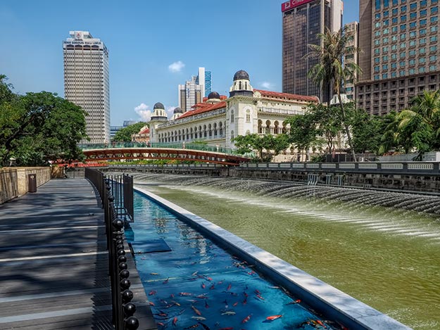 The Colonial Walk of the River of Life Project begins at the confluence of the Gombak and Klang Rivers, on the spot where the city was founded in 1857. It leds past some of the most significant examples of colonial architectures and has become one of the top tourist attractions of Kuala Lumpur