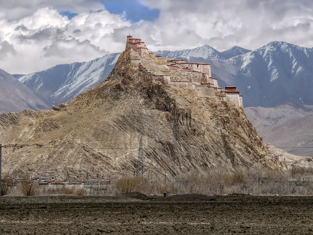 Gyantse Dzong (Gyantse Fortress) perches atop a stony outcropping just outside the town of Gyantse in southern Tibet