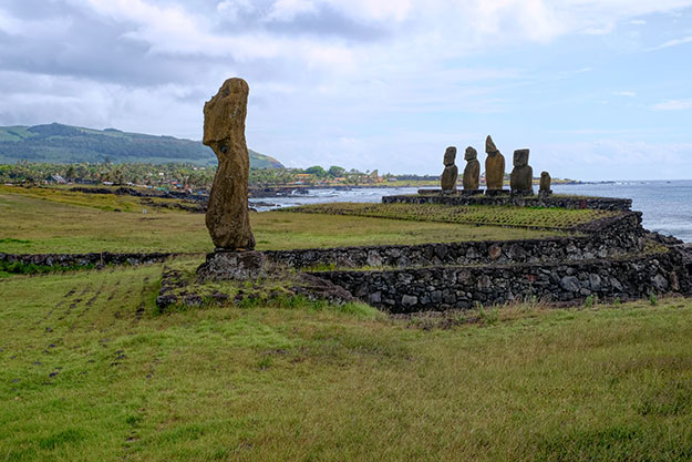 Moai on the coast, just north of the capital city of Hanga Roa, Ahu Tahai (left) and the five figures of Ahu Vai Uri (right)