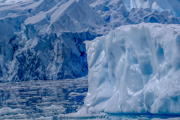 Icebergs in Paradise Island began to melt as temperatures rose