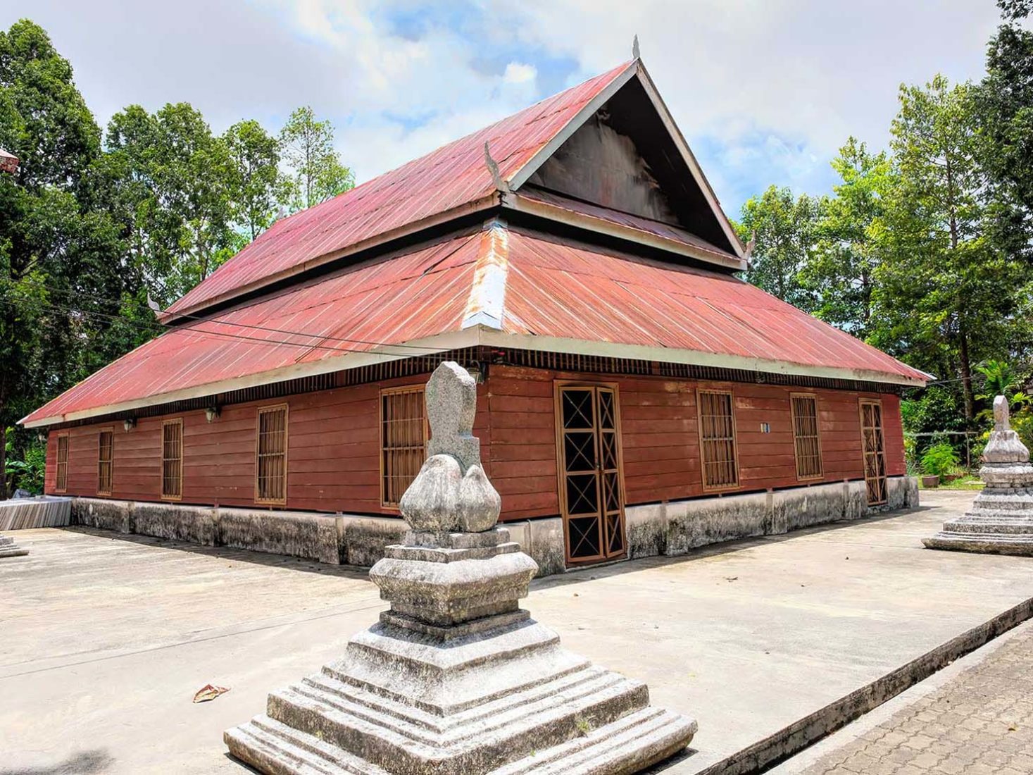 An old traditional teak building, until recently used as the Wat Kaew Korawaram Museum